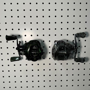 圆孔洞洞板配件路亚渔轮展示架纺车轮水滴轮收纳支架免打孔挂架