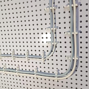 圆孔洞洞板配件数据线电源线走线神器卡扣固定器充电线理线夹