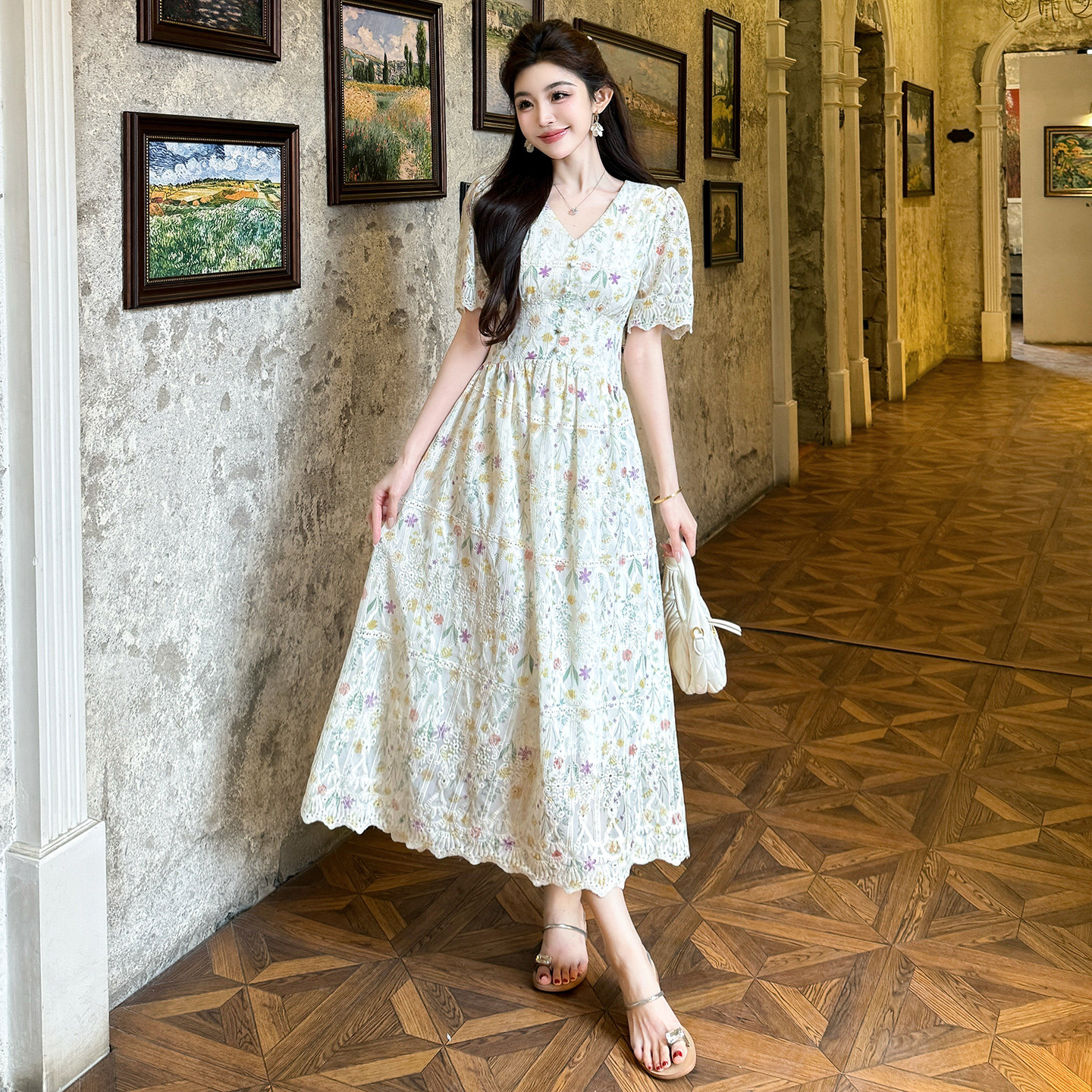 女神夏绝美连衣裙甜美V领法式刺绣印花轻奢收腰显瘦中长裙子大码