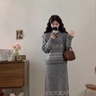 大码秋冬慵懒风V领显瘦镂空设计感软糯针织上衣+半身长裙子二件套