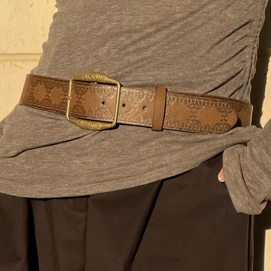 AIYALIU美式复古压花女百搭配牛仔裤带配针织毛衣高级感棕色腰带