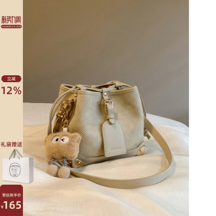 南风Chio2nd 今年流行百搭单肩斜挎包 半岛光影水桶包包女2026新款