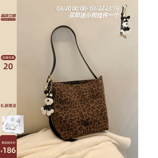 南风Chio2nd 豹纹帆布包包女2026新款手提袋休闲水桶包单肩斜挎包