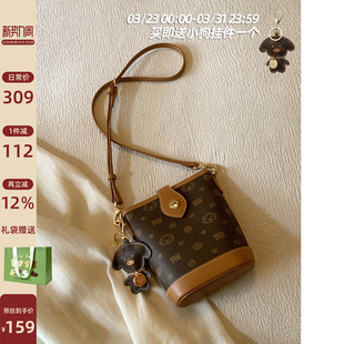 南风Chio2nd 2026超火单肩斜挎小包包 面包小狗薄暮序曲水桶包女款