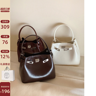 南风Chio2nd 高级感通勤亮面手提单肩斜挎包 塞纳漫游水桶包包女款