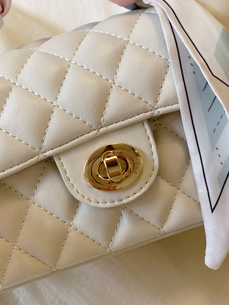 Cream quilted chain-strap handbag with gold clasp