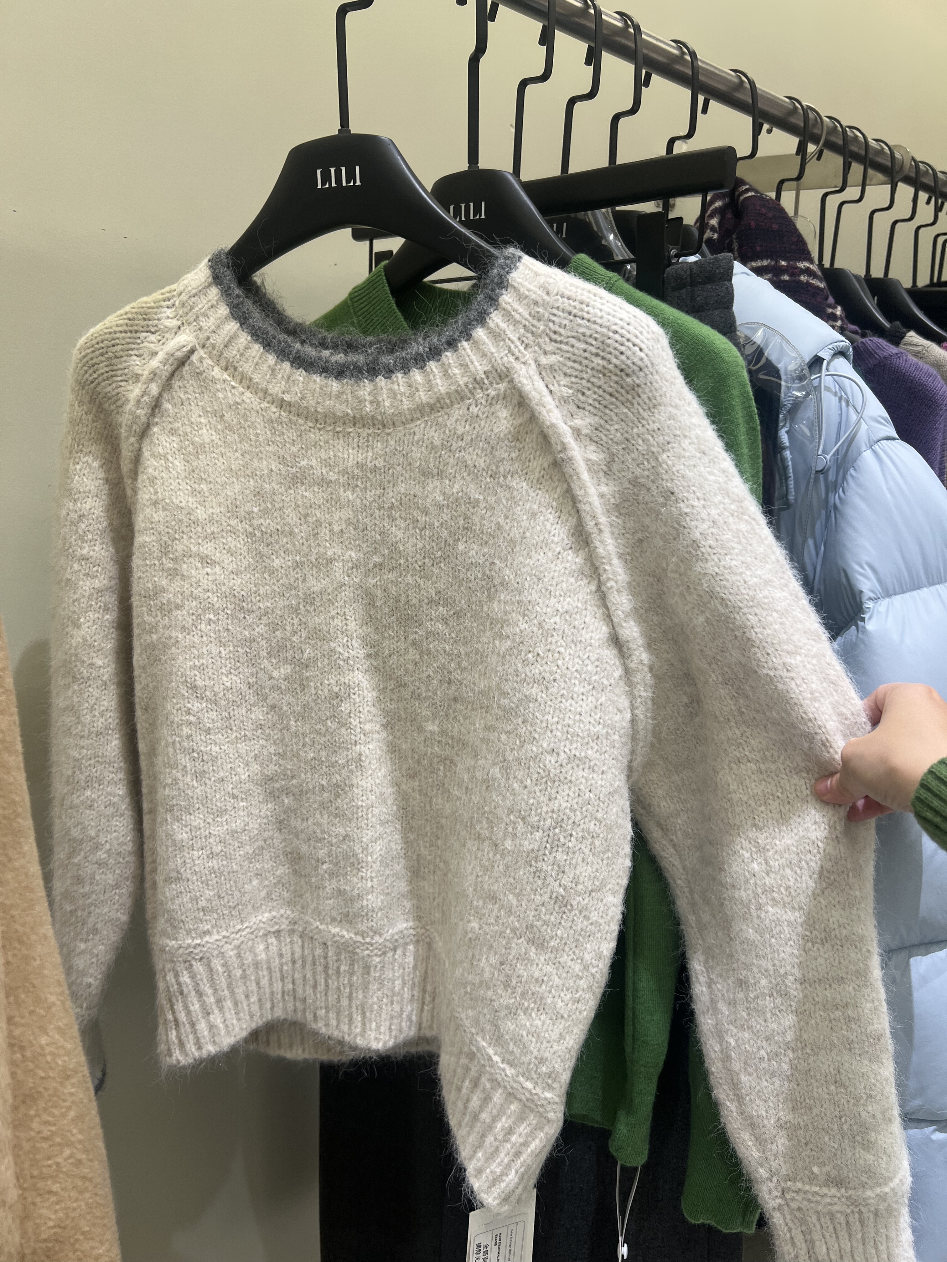 LILI深圳南油秋冬保暖圆领短款慵懒气质实穿加绒毛衣上衣