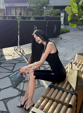 严一安ian 连帽黑色V领无袖带胸垫背心上衣包臀瑜伽开叉5分裤套装