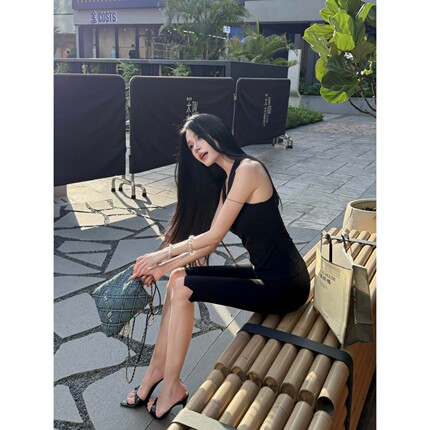 严一安ian 连帽黑色V领无袖带胸垫背心上衣包臀瑜伽开叉5分裤套装