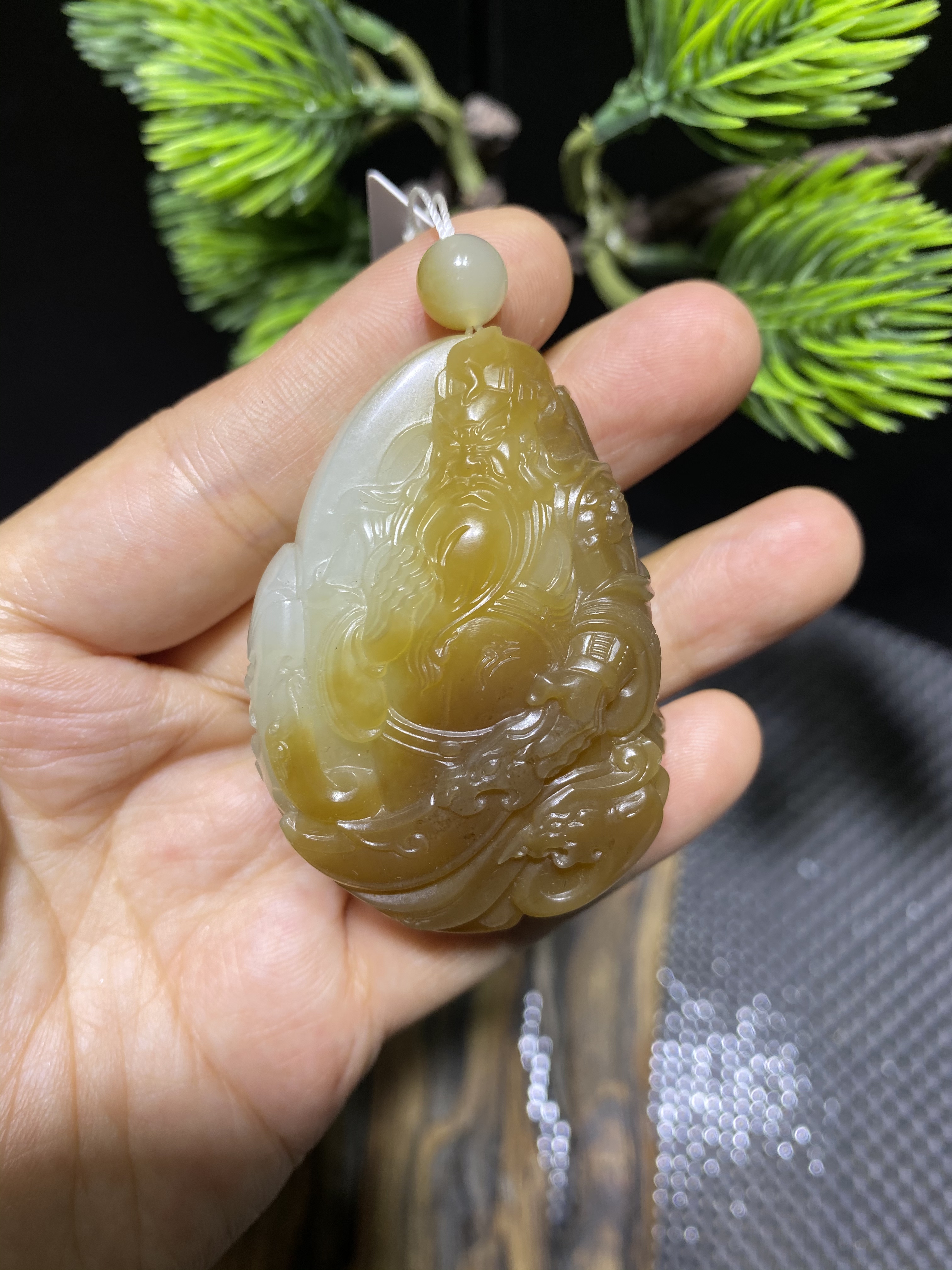 且末金山糖白玉关公大吊坠规格54.6x36x20.6mm重75.6g
