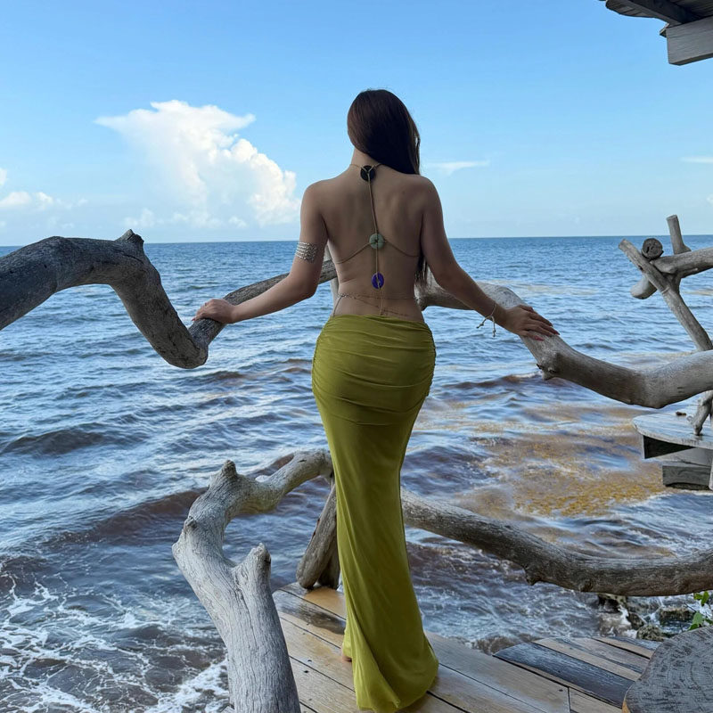 三亚旅游海边沙滩拍照露背挂脖连衣裙女度假风海边沙滩包臀长裙女