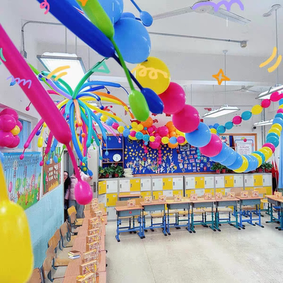 烟花长条尾巴气球国庆节幼儿园小学教室儿童生日派对场景装饰布置