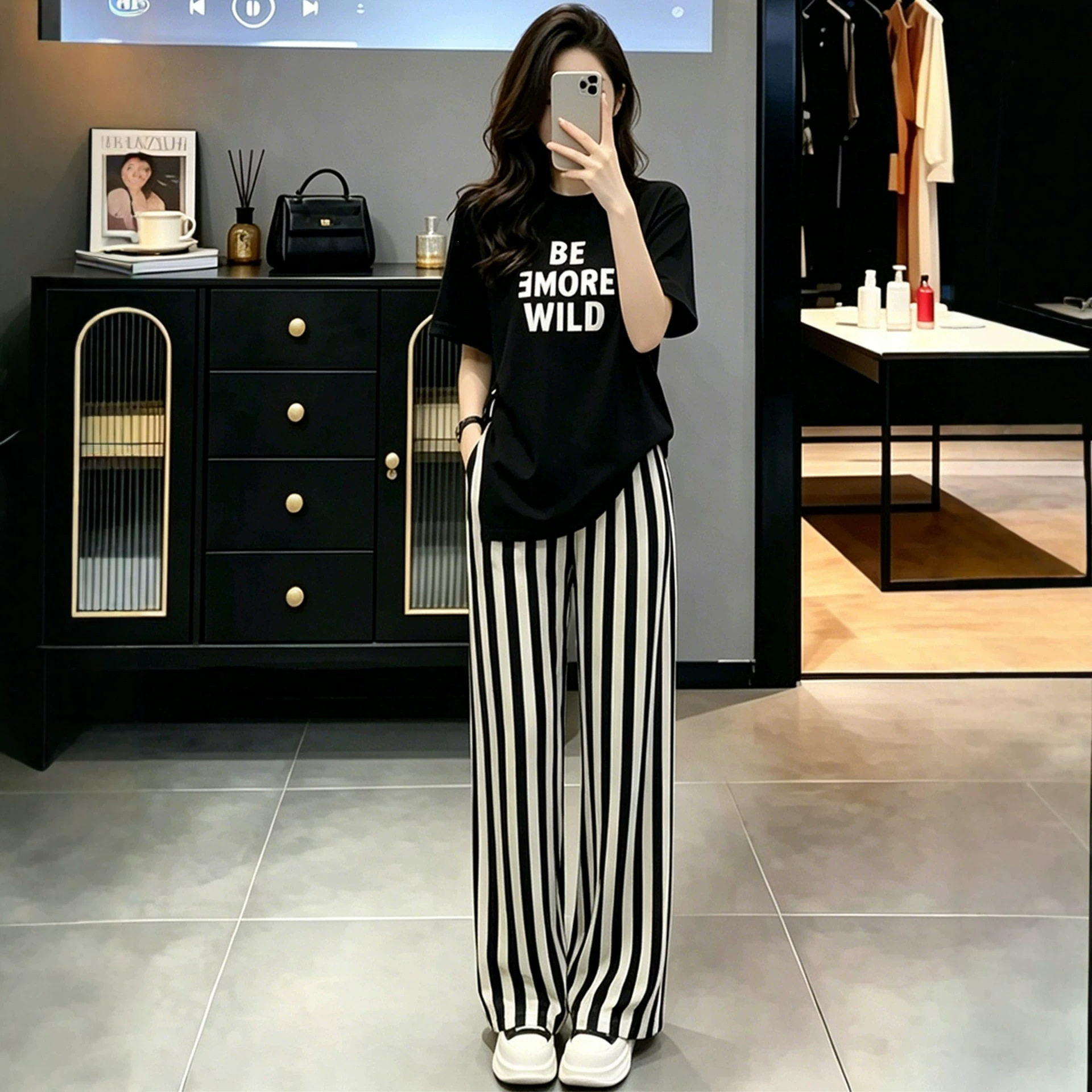 高级感穿搭一整套女夏港风潮牌黑色短袖T恤条纹阔腿裤休闲两件套