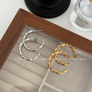松弛感极简半圆扭曲耳圈钛钢时髦高级感chill显脸小圆圈耳环耳饰