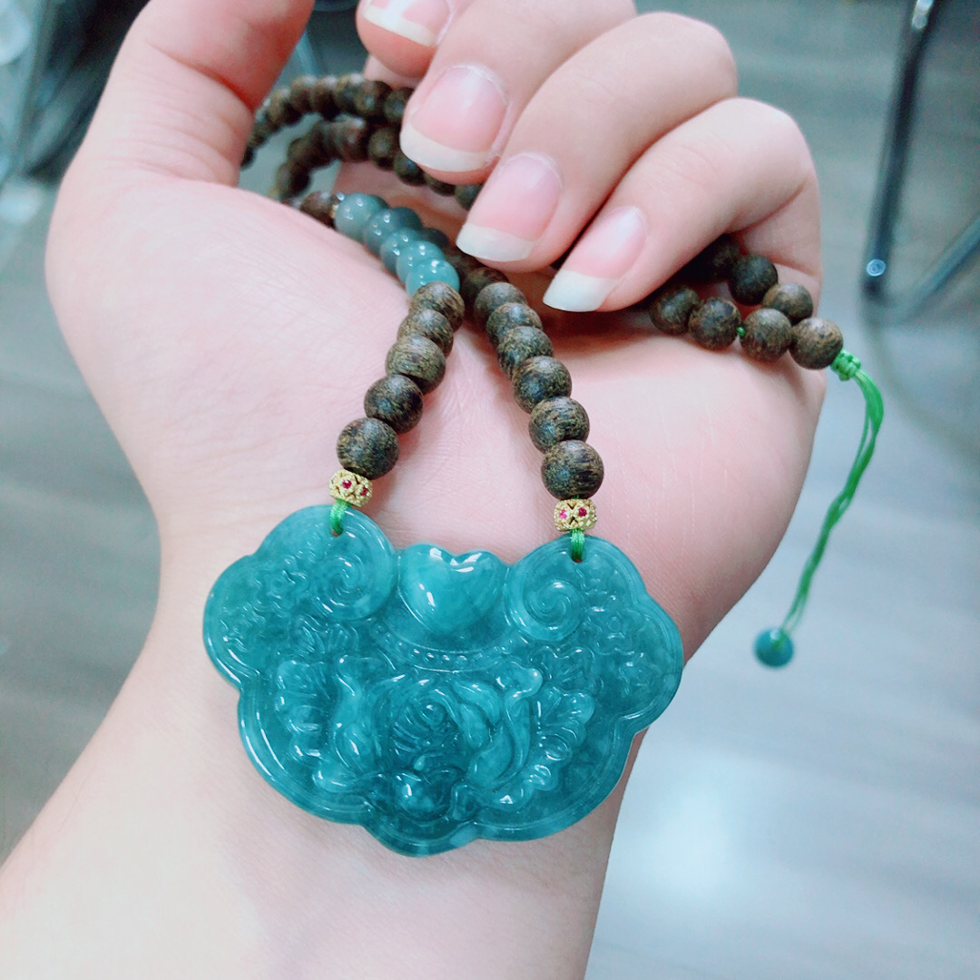 P014 天然A货翡翠蓝水雕花如意吊坠沉香木款锁骨链项链吊坠