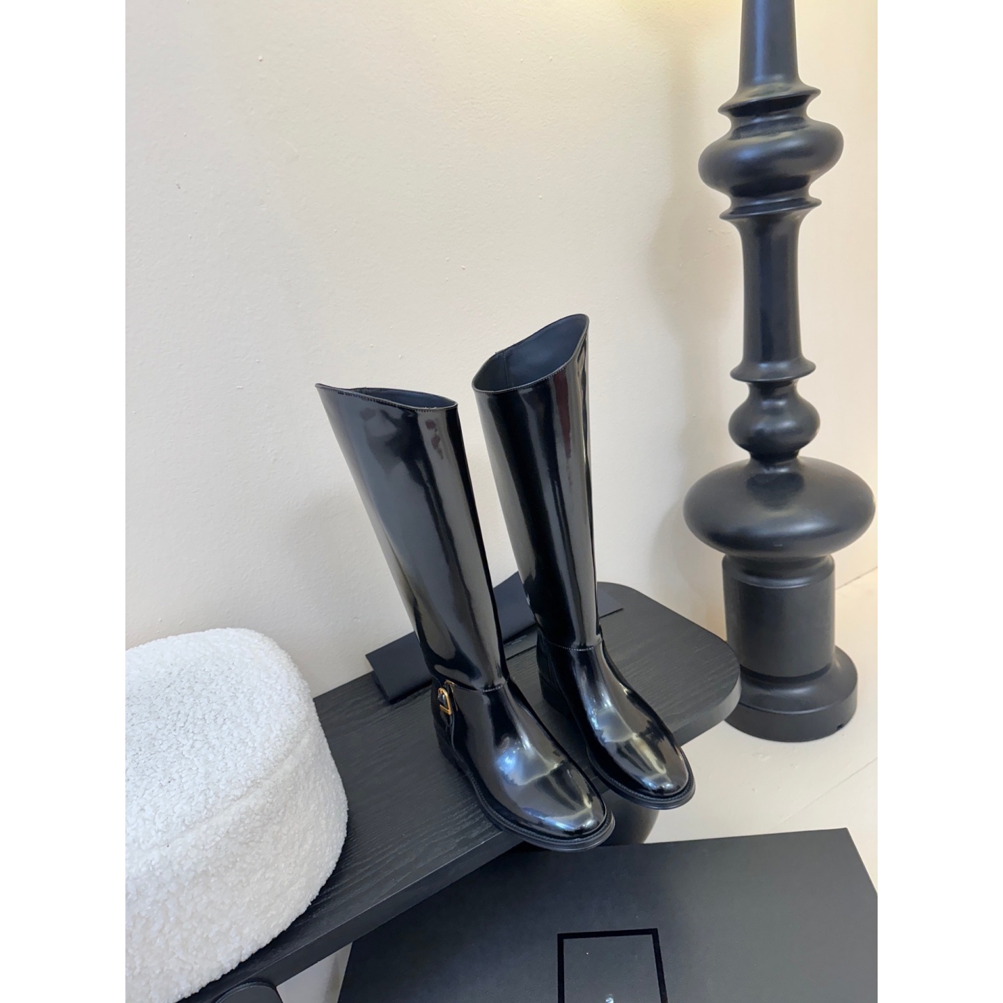 英伦风黑色漆皮高筒骑士靴女