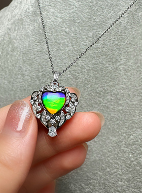 天然加拿大斑彩石七彩心形吊坠