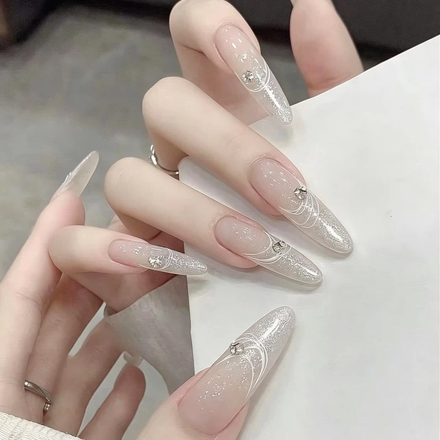 裸透渐变碎钻穿戴甲长款轻奢银色线条钻饰显温柔婚甲手工美甲贴片