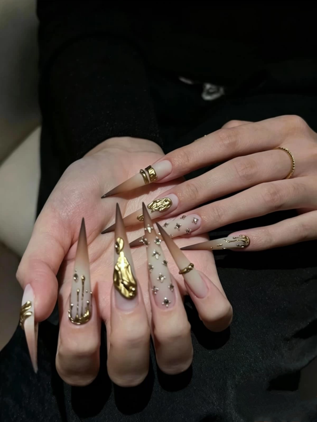 渐变咖色长尖穿戴甲立体金属鎏金滴落造型轻奢高级手工美甲贴片