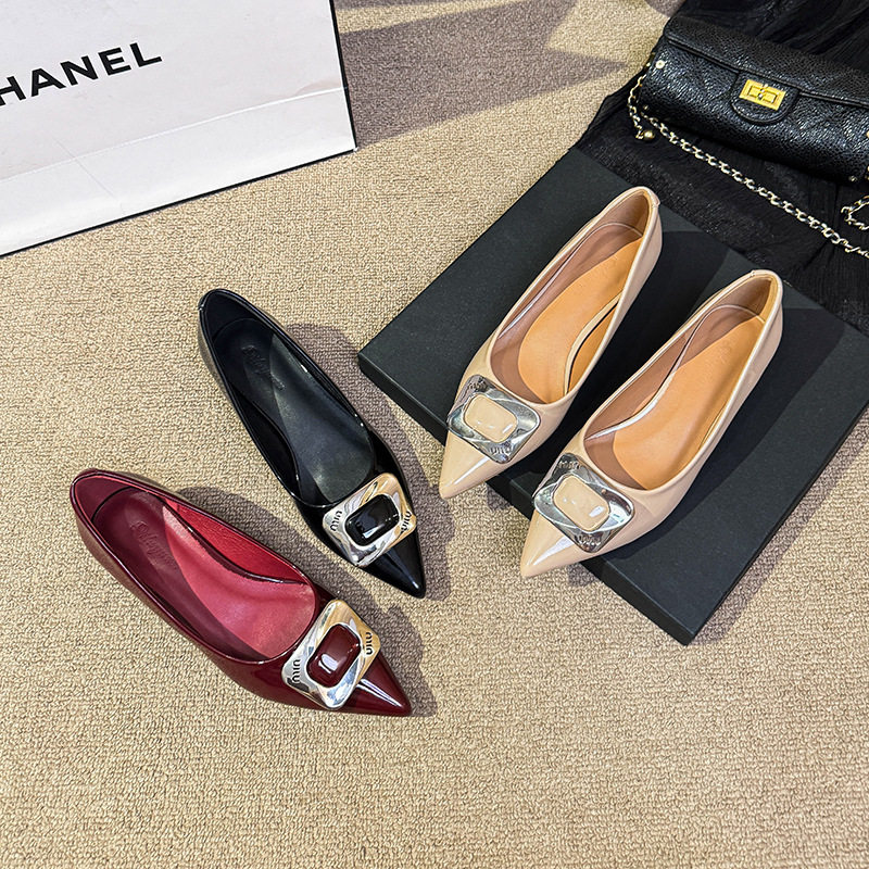 尖头酒红色漆皮低跟浅口单鞋女2026年新款春秋女鞋裸色高跟鞋粗跟