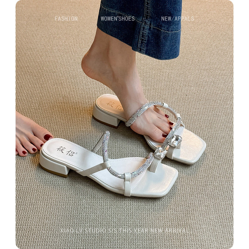 法式高级感一字带金色凉拖鞋女夏外穿2026年新款绝美粗跟凉鞋大码