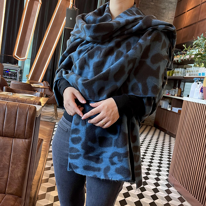 秋冬季韩版百搭蓝色豹纹大披肩女加厚保暖长款仿羊绒围巾围脖两用