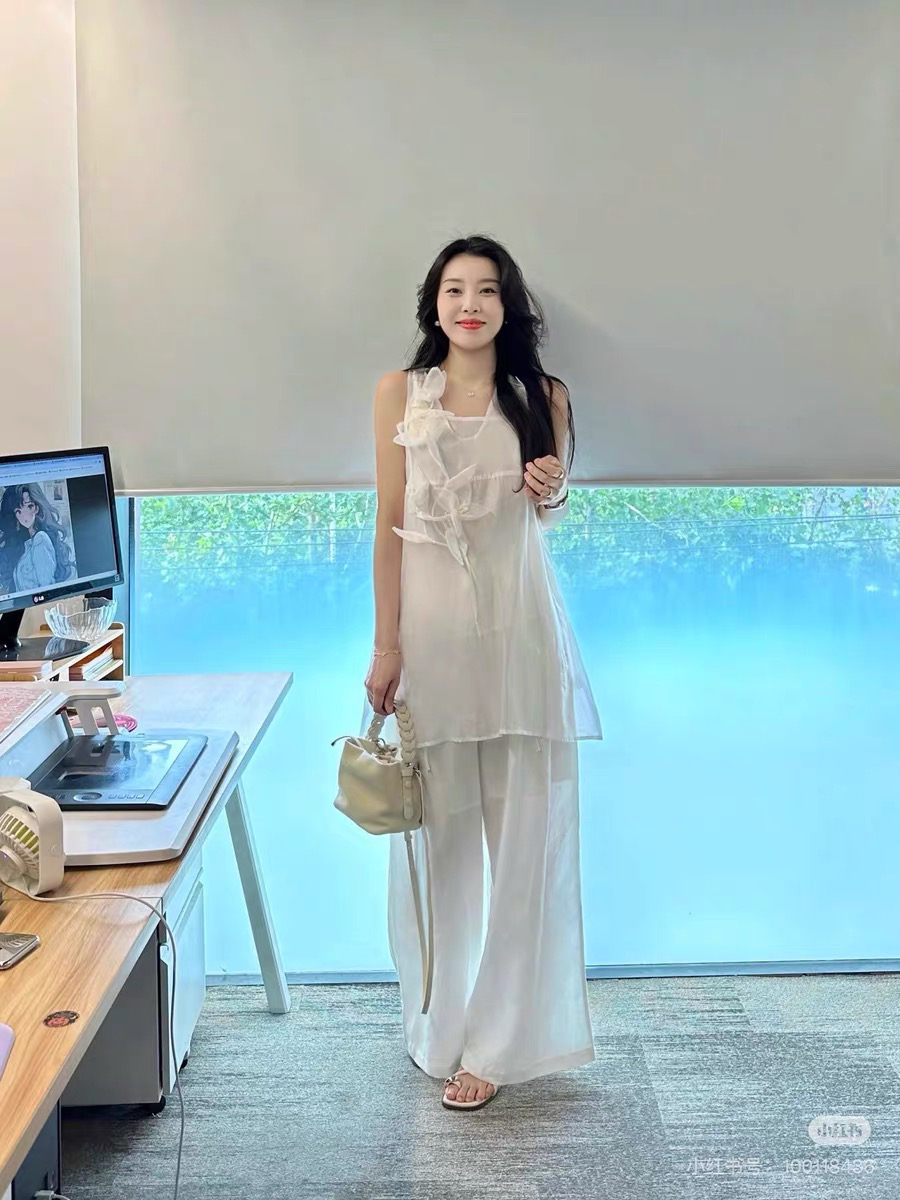 2025春女装新款法式复古立体花白色真丝欧根纱V领上衣宽松两件套