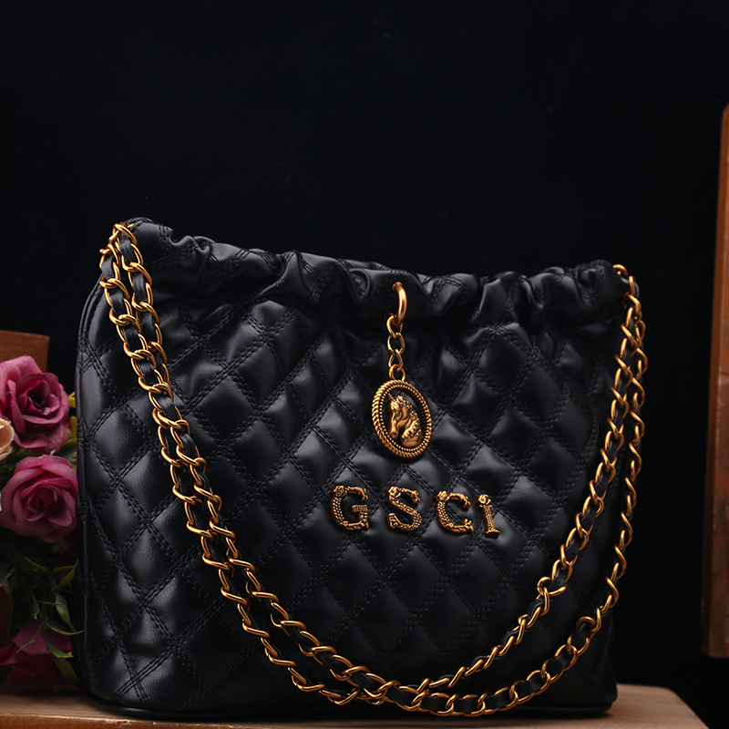 正品女包2025新款时尚轻奢菱格链条水桶包女单肩手提垃圾袋包黑色