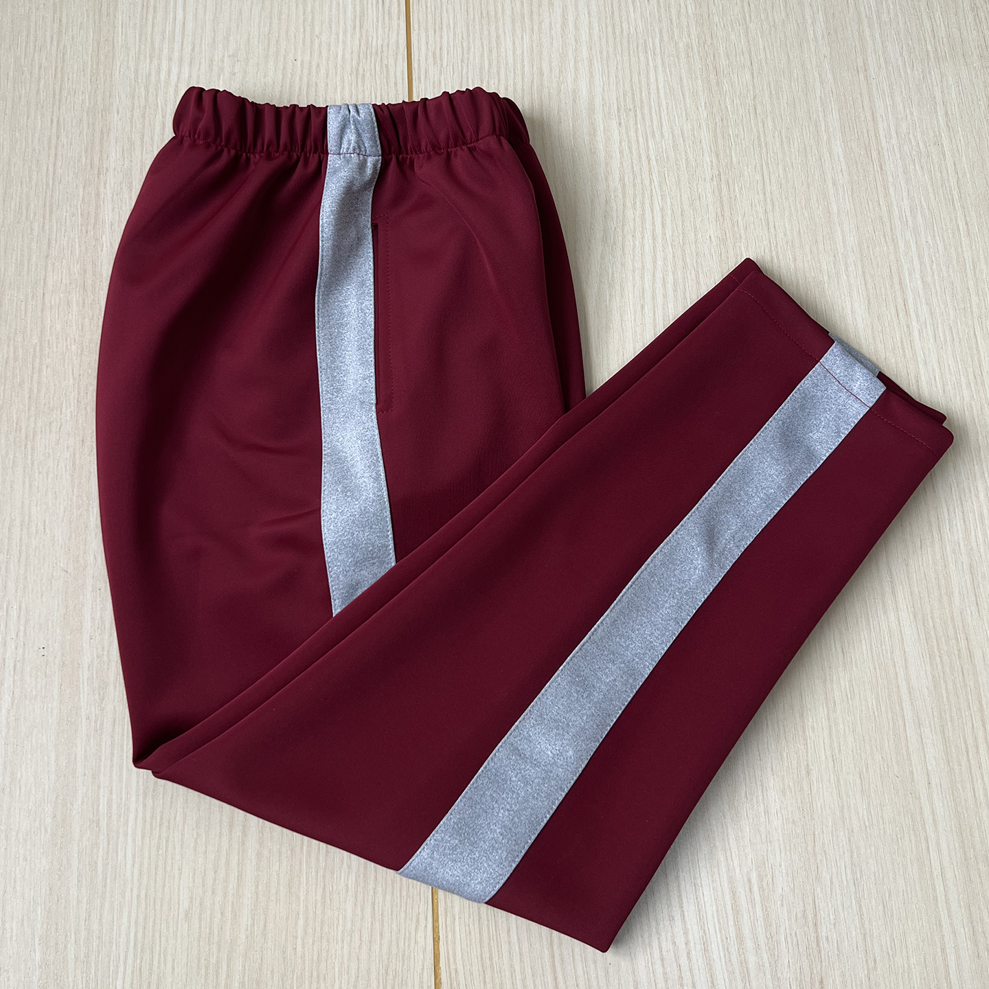 酒红直口浅灰宽杠校服裤子