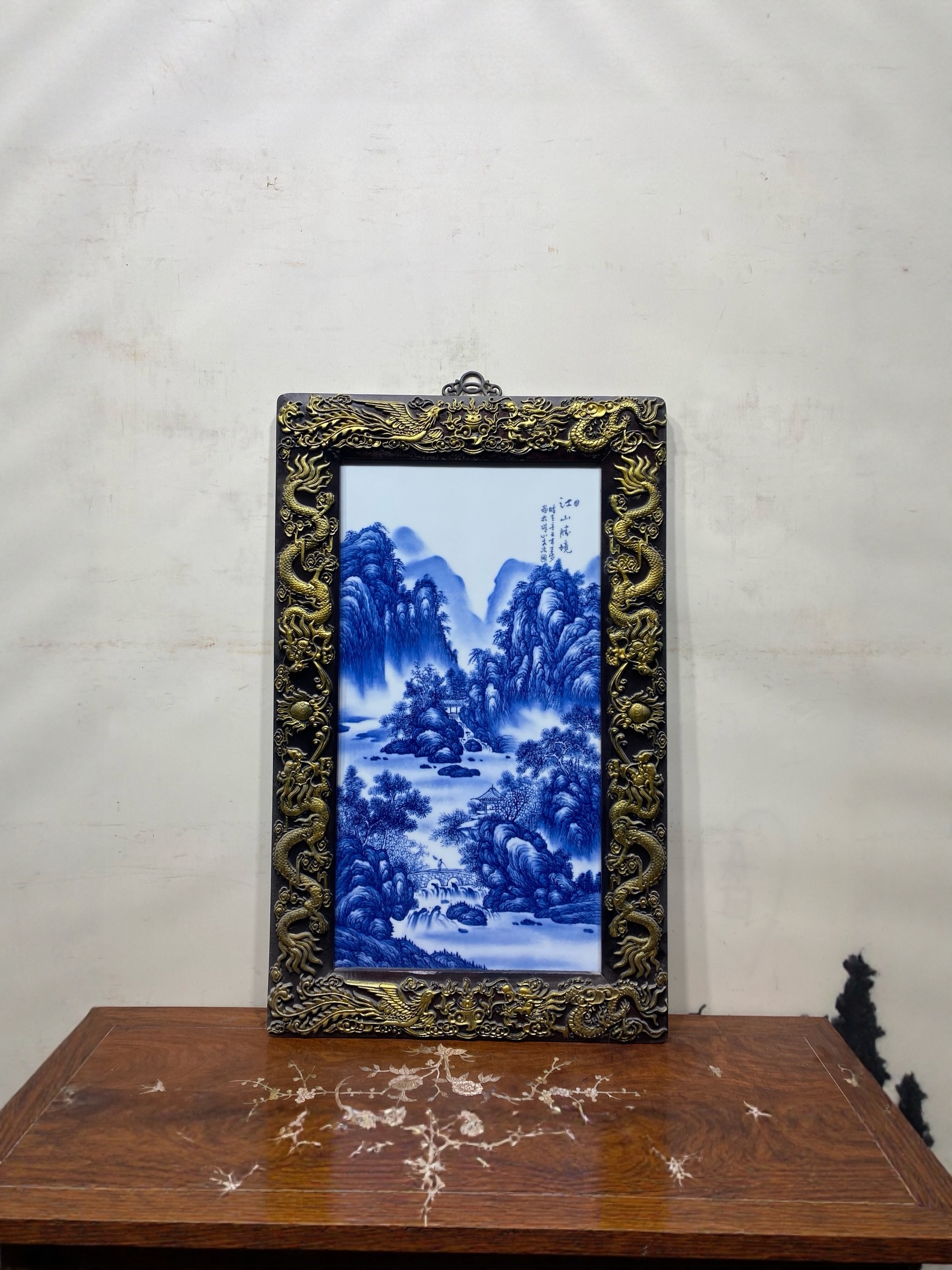 王步作品红木雕龙凤描金镶瓷板画青花山水江山胜景挂屏实木陶瓷画