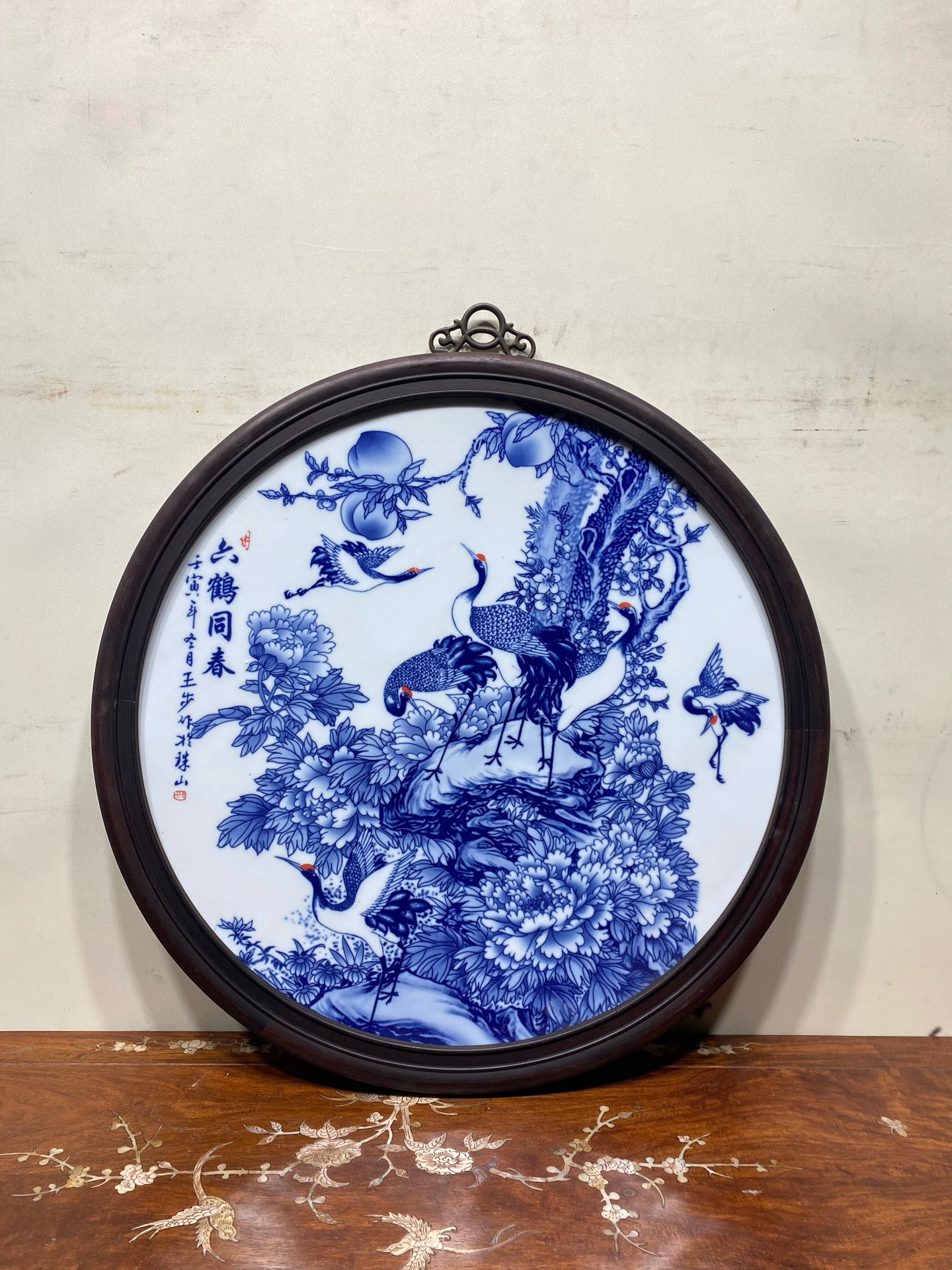 王步作品鸡翅木镶瓷板画青花花鸟六鹤同春挂屏圆形手绘装饰陶瓷画