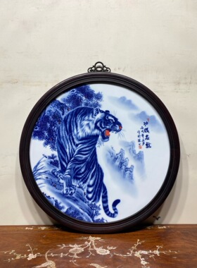 王步作品鸡翅木镶瓷板画青花动物功成名就挂屏景德镇名家手绘瓷画