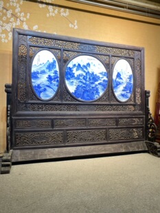 王步作品红木镶瓷板画青花山水湖山揽胜中堂百分白手绘大屏风瓷画