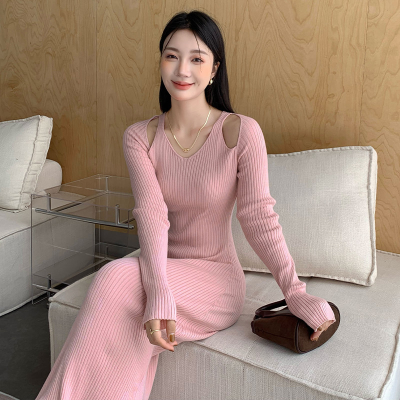 小香风粉色V领性感露肩针织连衣裙女秋冬内搭收腰包臀裙
