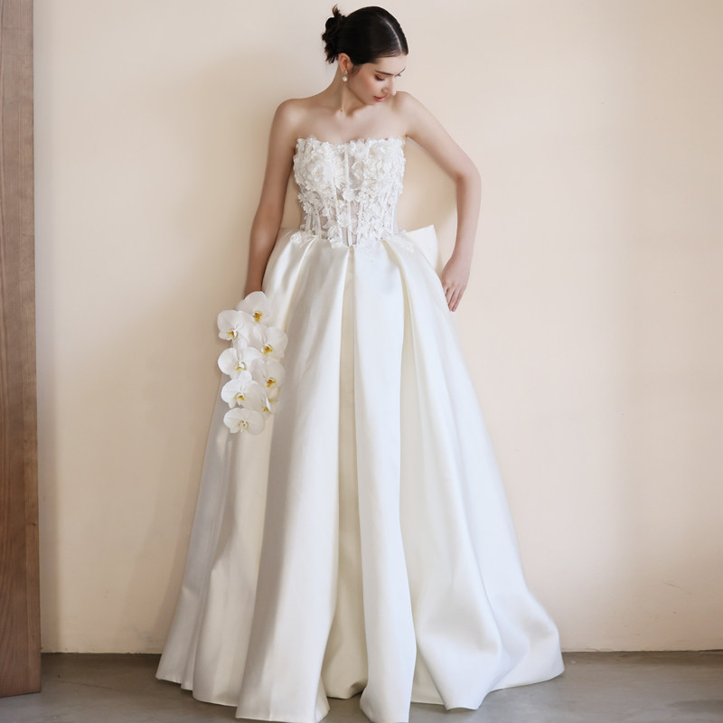 优罗莎原创实拍复古缎面抹胸显瘦气质公主蓬蓬纱草坪教堂主婚纱