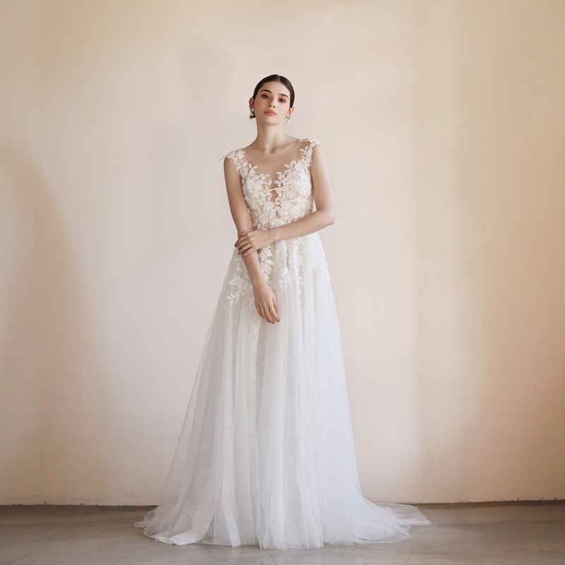 优罗莎原创实拍包肩花朵蕾丝显瘦优雅新娘草坪纱超仙户外旅拍轻纱