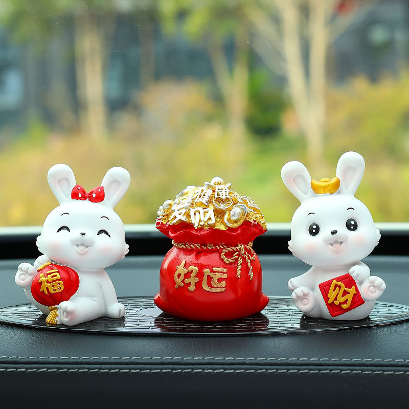 汽车摆件新款兔年吉祥车内中控台装饰用品卡通可爱小兔子国潮车饰
