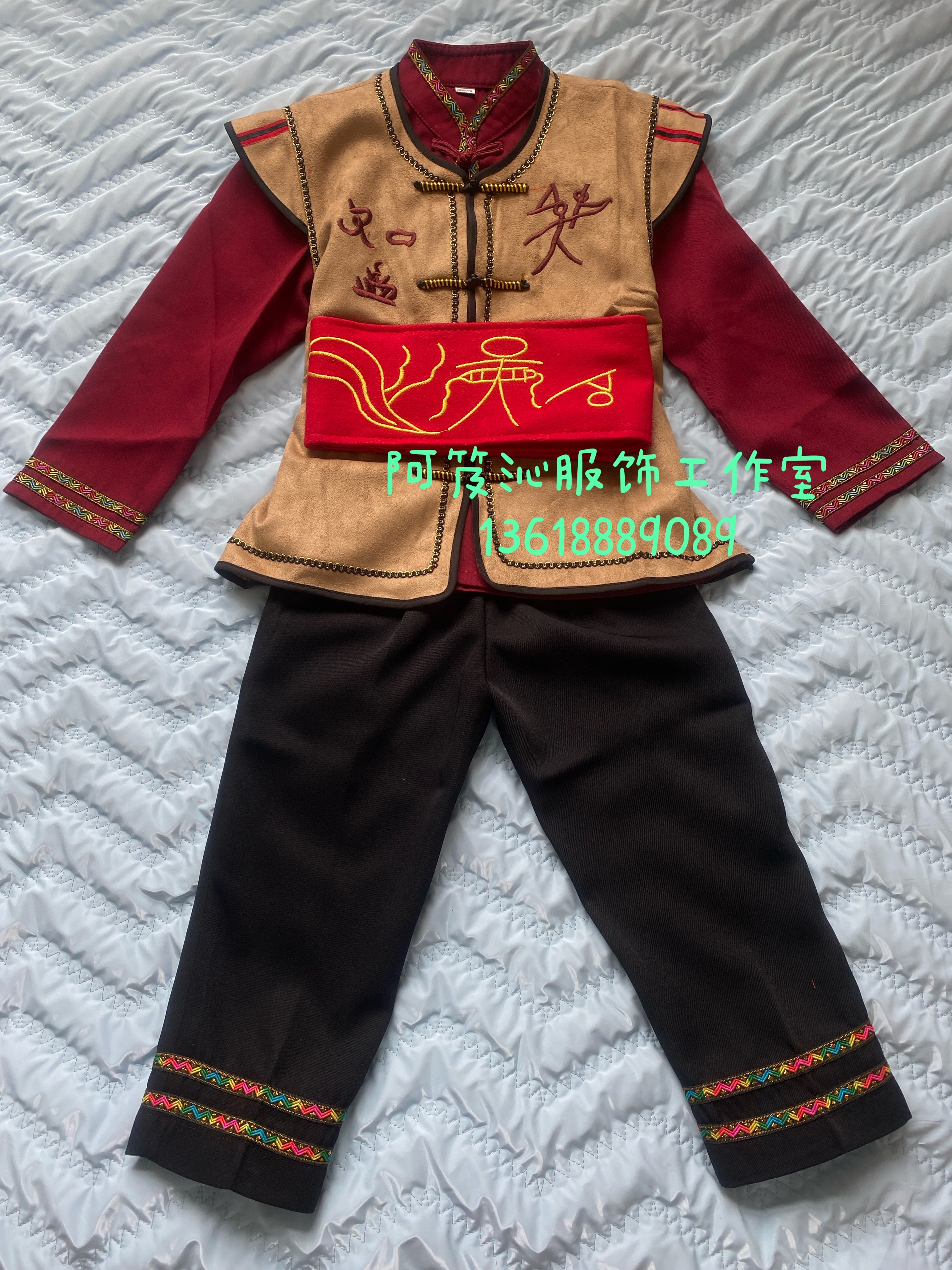 云南丽江纳西族民族服装小男孩儿童演出服