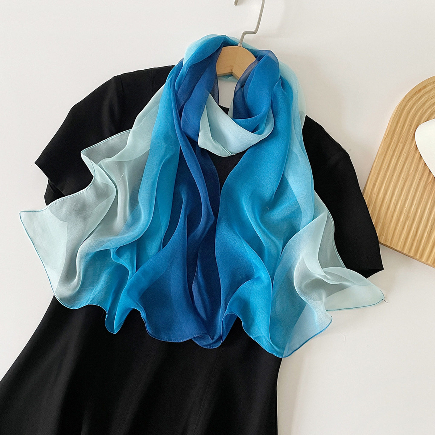 丝巾女春秋薄款超大蓝色渐变乔其纱纱巾夏季防晒披肩两用舞蹈围巾