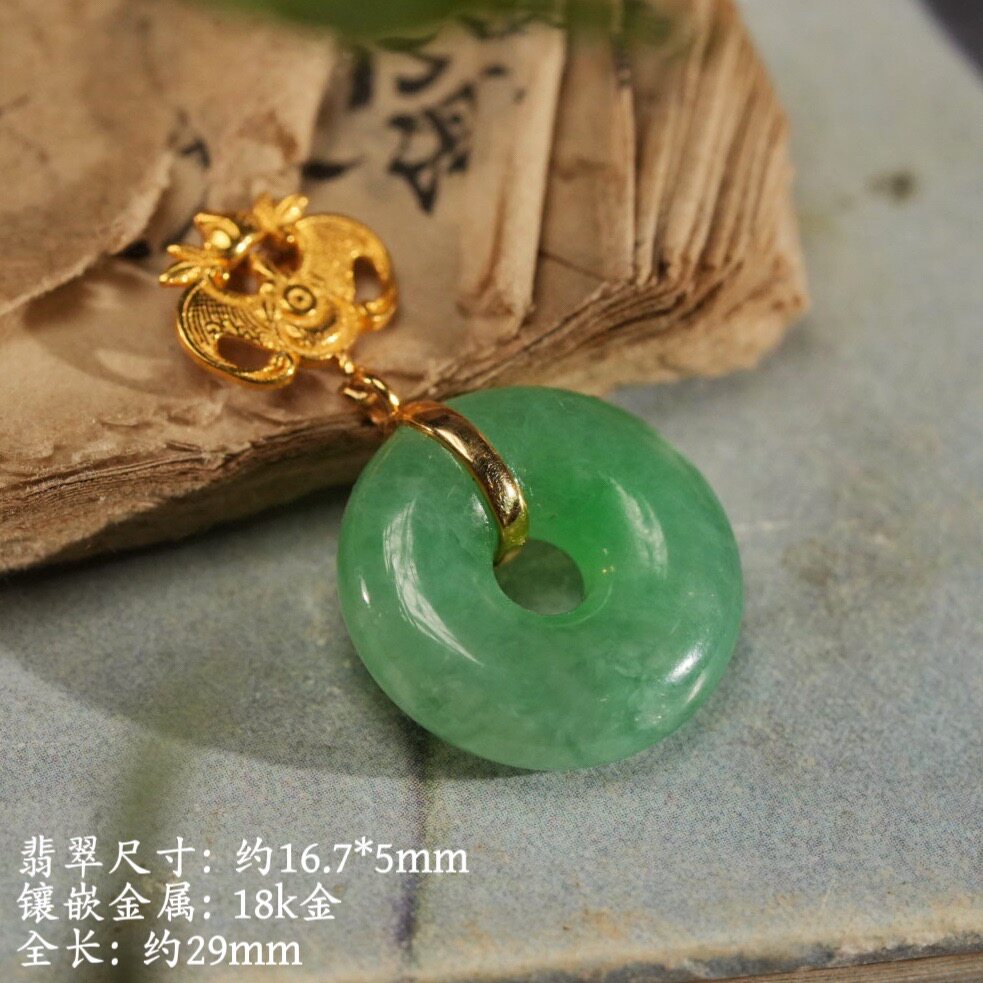 114017-0 18k金錾蝙蝠寿桃纹镶天然细糯阳绿翡翠甜甜圈吊坠项链