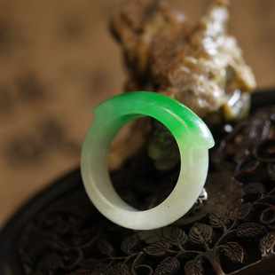 0293195-0 天然缅甸细糯白底青辣阳绿清代老翡翠马鞍戒指圈口13