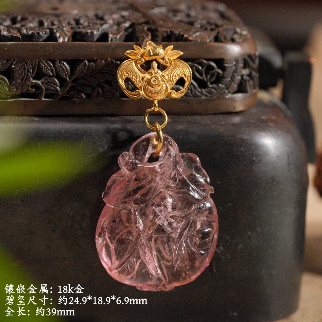 089733-0 18k金錾蝙蝠寿桃纹镶粉透碧玺桃子吊坠项链