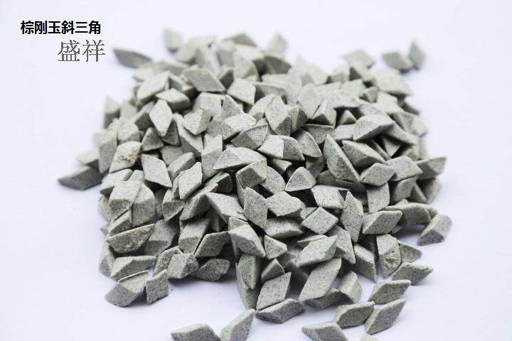 厂家直销振动式研磨机振动抛光机光饰机棕刚玉斜三角磨料抛光石