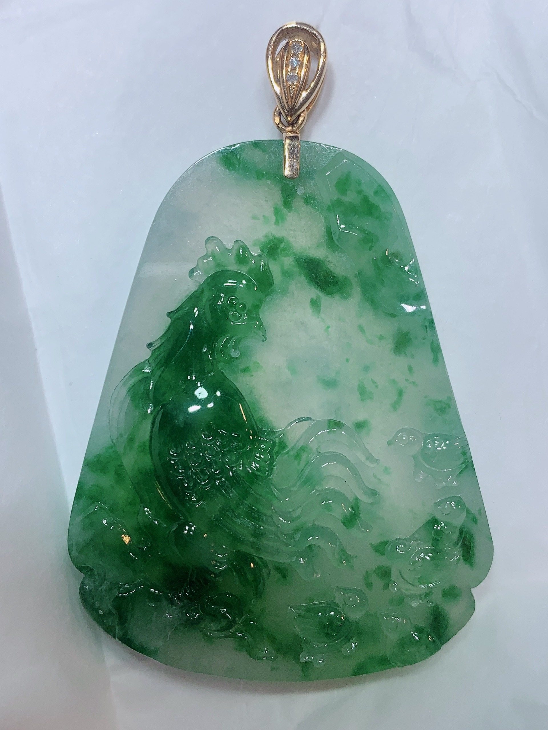 天然高冰种飘绿花生肖鸡五子登科牌子底子飘花灵动纯净18k金扣头