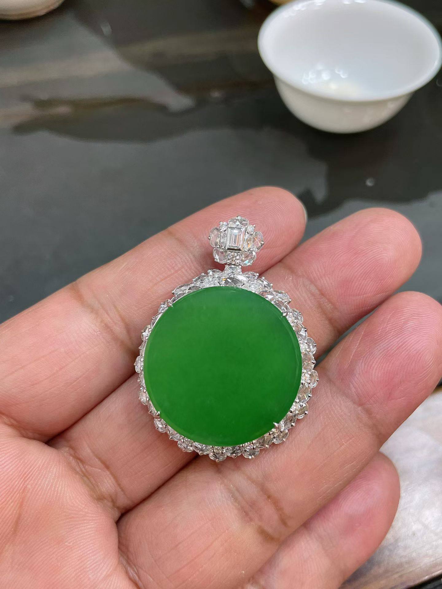 天然A货翡翠高冰种满绿无事牌18K金南非钻石豪华镶嵌吊坠正圆厚装,珠宝/钻石/翡翠,翡翠裸石/蛋面,淘宝优惠券,粉丝福利购,淘宝优惠卷