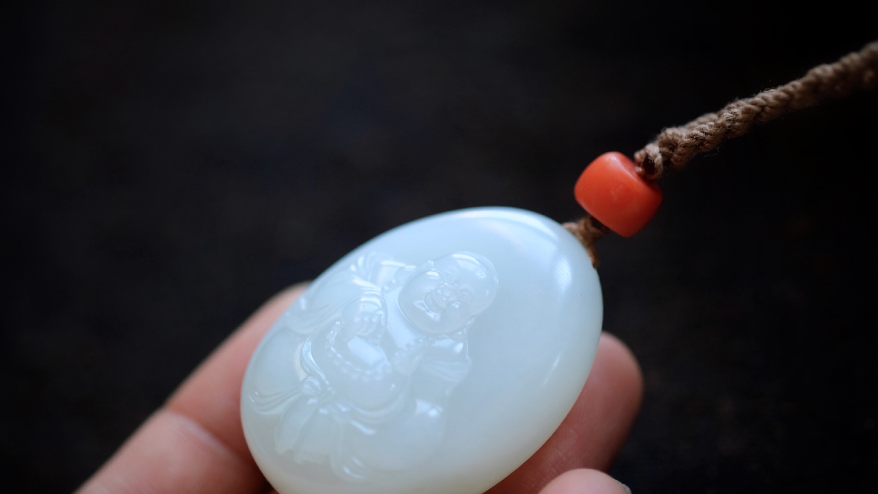 新疆和田玉籽料羊脂玉佛.厚度足够喜人的老熟料得来.