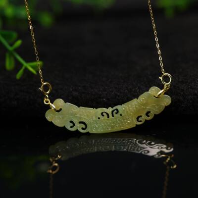 天然翡翠玉璜弯条龙勾锁骨吊坠