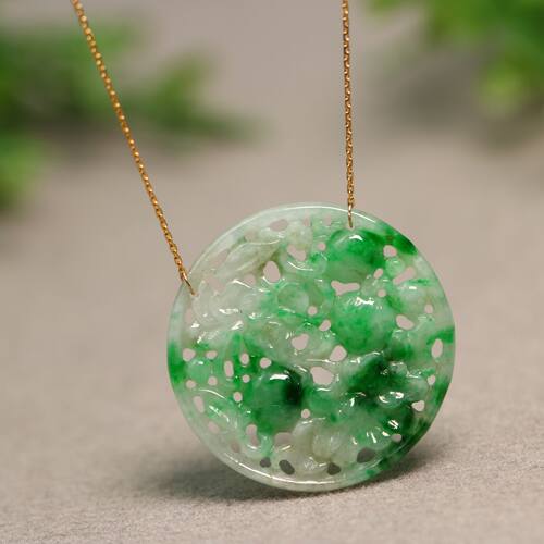 翡翠雕花圆片锁骨链吊坠