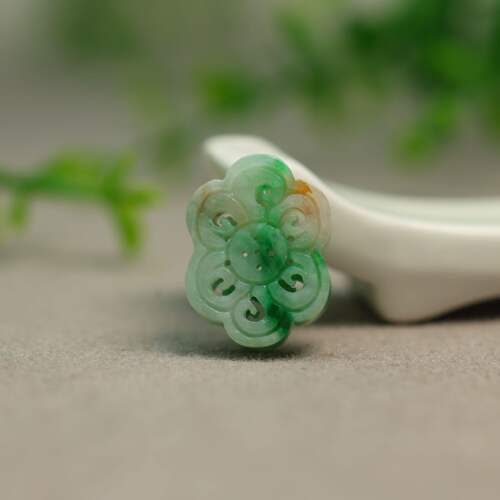 天然A货翡翠镂空雕花中国结背云
