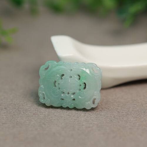天然A货翡翠双龙捧寿背云
